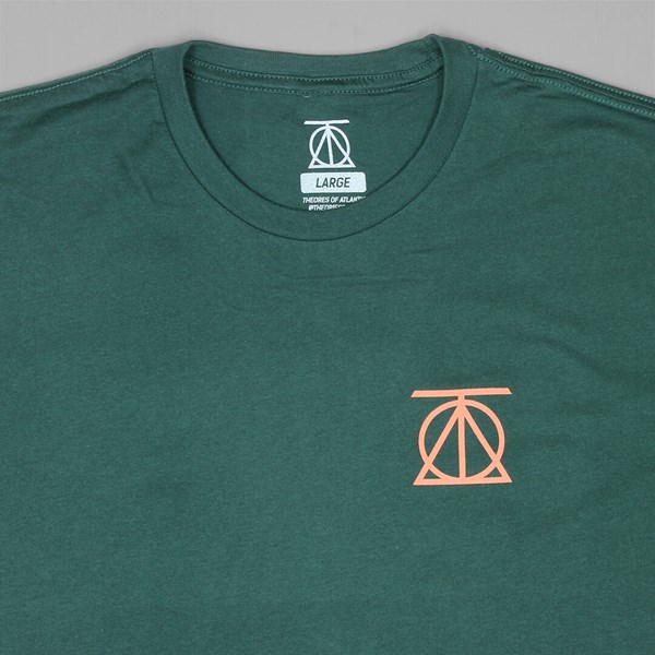 THEORIES OF ATLANTIS CREST TEE FOREST GREEN PEACH 